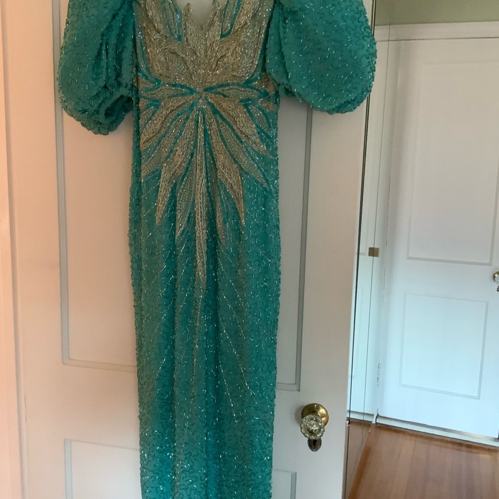 EVENING GOWN. WORN TWICE. SIZE S. HAND BEADED - Picture 2 of 4